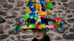 Seorang peserta mengenakan pakaian tradisional dan topi yang dikenal sebagai '' Ttutturo '' berpose di sela acara karnaval di desa Pyrenees Leitza, Spanyol (30/1). (AP Photo / Alvaro Barrientos)