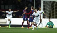 Pemain PSG merayakan gol yang diceak oleh Vitinha ke gawang Barcelona dalam leg kedua perempat final Liga Champions yang digelar di Estadi Olimpic Lluis Companys, Rabu (17/4/2024) dini hari WIB. PSG menang 4-1 pada laga di markas Barcelona ini dan berhak lolos ke semifinal Liga Champions dengan agregat kemenangan 6-4. (AP Photo/Joan Monfort)