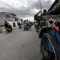 Aktifitas becak di kawasan Kampung Bahari, Tanjung Priok, Jakarta, Selasa (16/1). Keberadaan becak  aktifitasnya kucing-kucingan dengan petugas satpol PP ini akan dilegalkan operesionalnya oleh Gubernur Anies Baswedan. (Liputan6.com/Faizal Fanani)