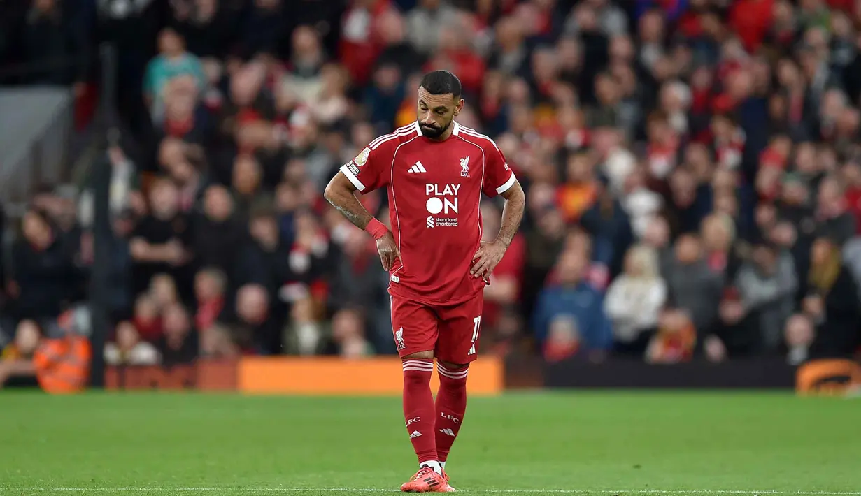 Di sisi lain, kalah dari Manchester United membuat posisi Liverpool tertahan di peringkat keempat klasemen dengan 15 poin atau tertinggal empat angka dari Arsenal yang berada di puncak klasemen. (PETER POWELL/AFP)