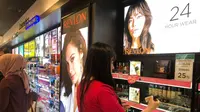 Customers memilih produk-produk cosmetics berkualitas selama gelaran Watsons Cosmetics Day berlangsung dari tanggal 28 November – 2 Desember 2018