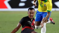 Penyerang Brasil Neymar Jr (kanan) menggiring bola melewati pemain Peru Renato Tapia dalam laga persahabatan di Los Angeles Memorial Coliseum, California, Amerika Serikat, Selasa (10/9/2019). Peru menang 1-0 atas Brasil. (AP Photo/Marcio Jose Sanchez)