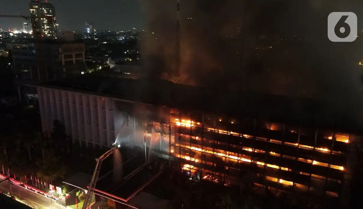 Foto udara memperlihatkan kebakaran yang terjadi di Gedung Kejaksaan Agung Republik Indonesia pada Sabtu (22/8/2020) malam. Sebanyak 38 unit mobil pemadam kebakaran dikerahkan untuk menjinakkan si jago merah Jalan Sultan Hasanuddin Dalam, Kebayoran Baru, Jakarta Selatan tersebut. (Liputan6.com/Herma