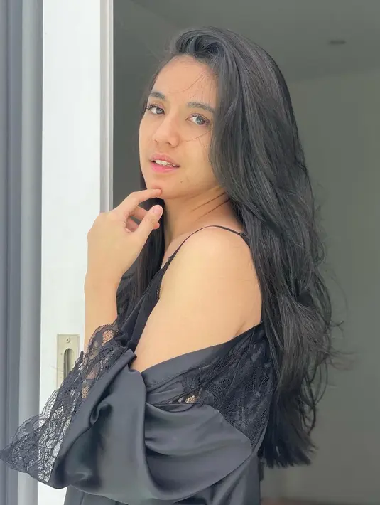 Ibu satu anak ini masih sangat menjaga penampilan, salah satunya sebagai penunjang dalam pekerjaan. (Instagram @putriuna)
