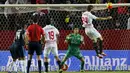 Pemain Sevilla, Fernando Llorente, mencetak gol melalui sundulan kepala ke gawang Real Madrid dalam laga La Liga Spanyol di Stadion Ramon Sanchez Pizjuan, Sevilla, Senin (9/11/2015) dini hari WIB. (Reuters/Marcelo del Pozo)