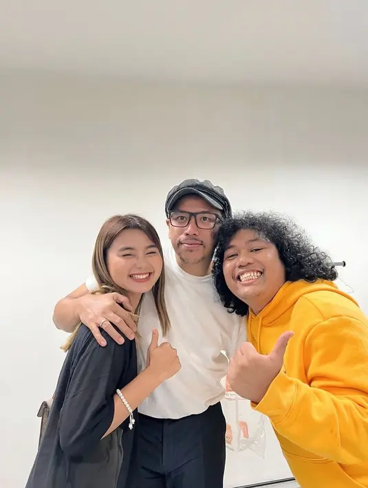 "Udah nikah ya diem-diem gitu. Memang pas ngitung-ngitung mau undang teman banyak banget, cuma duit nggak ada kalau mau ngadain acara gede gitu," kata Marshel dalam tayangan tersebut. [Instagram/ceseniy]