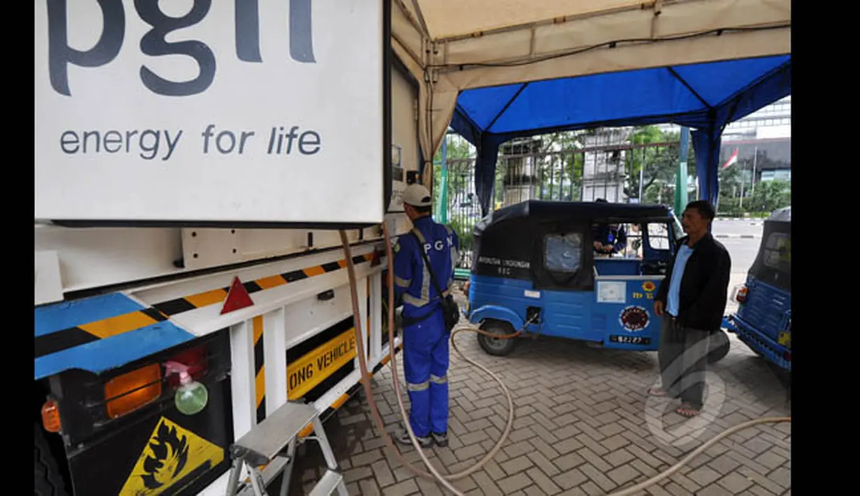 Pemkot Jakarta Pusat masih membutuhkan banyak Stasiun Bahan Bakar Gas (SPBG) untuk mengurangi antrean bajaj saat mengisi BBG, Jakarta, Senin (26/1/2015). (Liputan6.com/Miftahul Hayat)