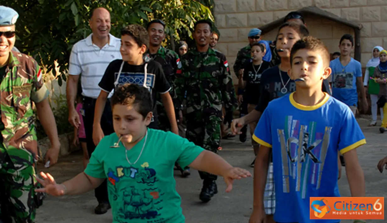 Citizen6, Lebanon: Personel Satuan tugas Batalyon Mekanis TNI Kontingen Garuda XXIII-F/UNIFIL menggelar kegiatan permainan edukasi, bersama anak-anak di daerah Bani Hayan, Lebanon Selatan, Selasa (28/8). (Pengirim: Badarudin Bakri).