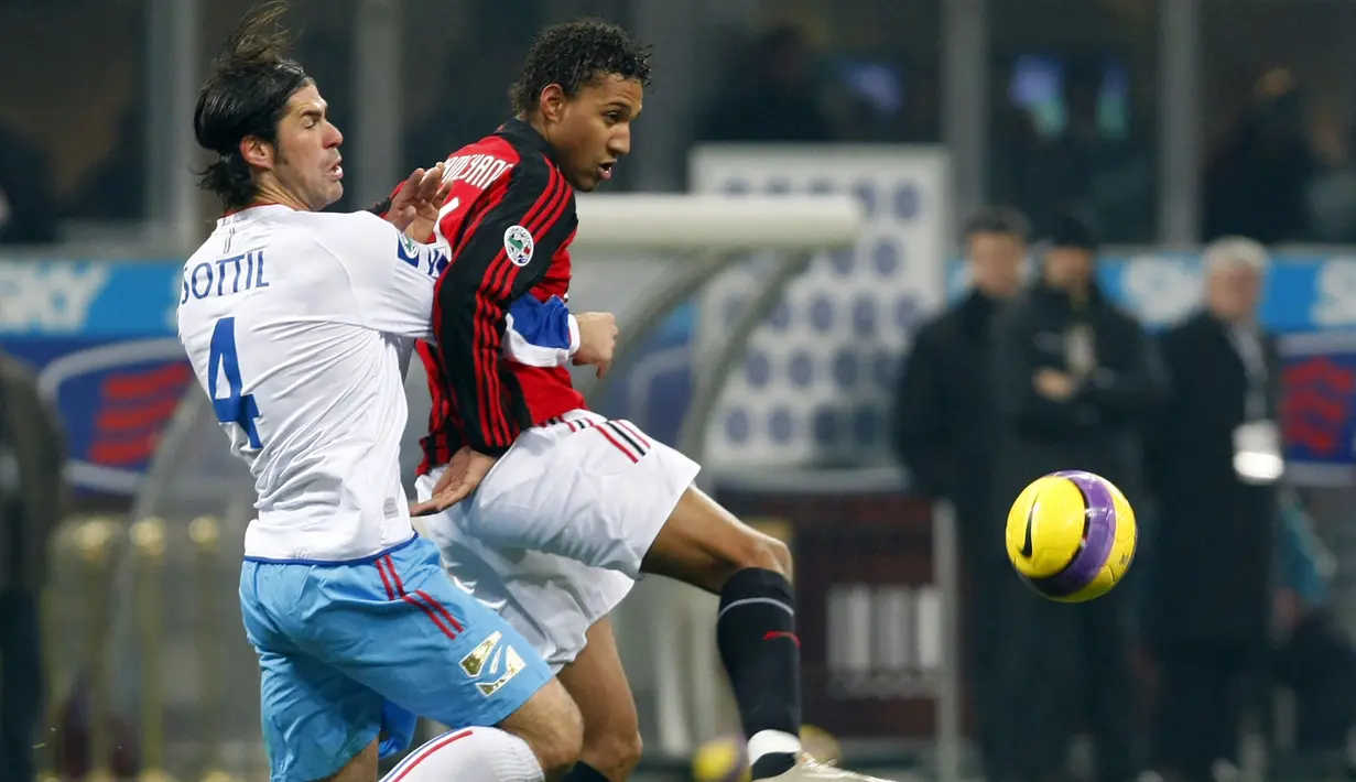 Dua musim membela AC Milan U-19 di Primavera B Liga Italia pada 2006/2007 dan 2007/2008, Pierre-Emerick Aubameyang mampu mencetak total 12 gol dari 27 laga, termasuk satu kali hattrick yang dibuatnya ke gawang Udinese U-19 pada pekan pembuka musim 2006/2007 (1/10/2006) dalam laga yang berkesudahan 3-1 untuk kemenangan Rossoneri Muda. (AFP/Damien Meyer)