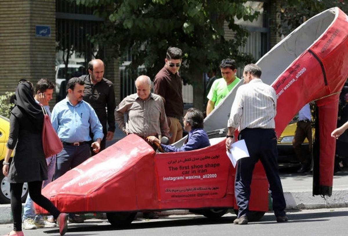 Uniknya mobil sepatu milik tukang semir jalanan di Iran