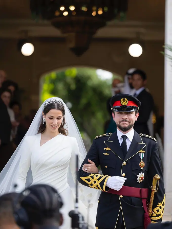 Kenakan Flat Shoes, Penampilan Rajwa Alseif yang Menikah dengan Putra Mahkota Hussein Yordania Tetap Menawan di Hari Pernikahan