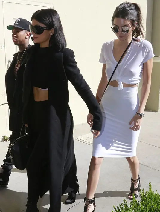 Kendall Jenner tampak digandeng sang adik, Kylie Jenner yang datang bersama sang pacar, Tyga ketika menghadiri pesta kejutan ulang tahun Kim Kardashian yang ke-35 di Cinepolis, Thousand Oaks , California, Rabu (21/10). (dailymail)