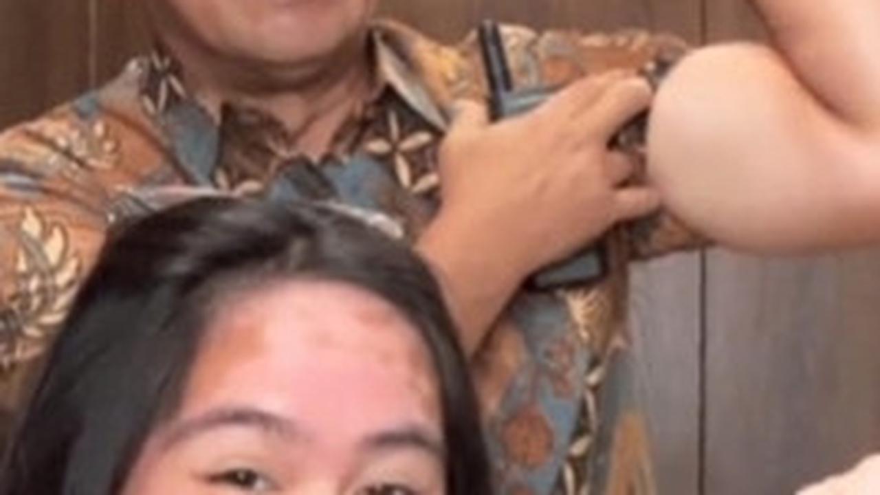 Meski demikian, pose tersebut juga turut dilengkapi dengan senyuman. Baik Maruli hingga Faye nampak sumringah dan seolah tengah berkompetisi.