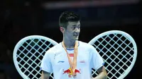 Pebulutangkis tunggal putra China, Chen Long, tersenyum di podium setelah meraih medali emas Kejuaraan Asia 2017 di Wuhan, China, Minggu (30/4/2017). (Bola.com/Twitter/BadmintonNow)