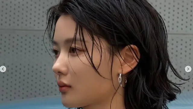Pesona Kim Yoo Jung Ditunjuk Jadi Brand Ambassador Charles & Keith