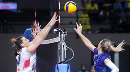 Sejak set pertama dimulai, Electric PLN langsung tampil agresif. Duet pemain asing Neriman Ozsoy dan Celeste Plak menjadi motor serangan yang didukung kapten tim Agustin Wulandari. (Dok. PBVSI)
