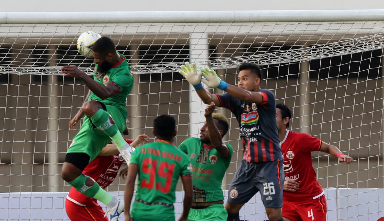 Bek Kalteng Putra, Rafael Bonfim, menyundul bola ke arah gawang Persija Jakarta pada laga Liga 1 2019 di Stadion Madya, Jakarta, Selasa (20/8). Persija menang 3-0 atas Kalteng Putra. (Bola.com/M Iqbal Ichsan)