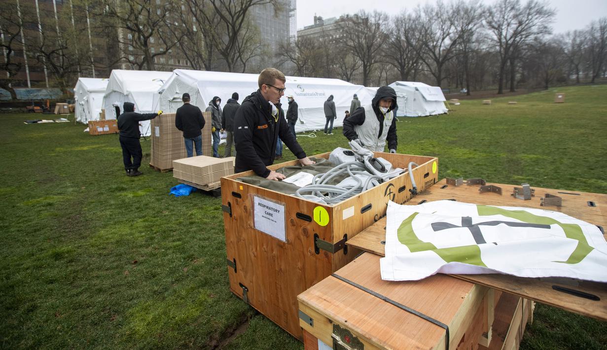 Pekerja Samaritan's Purse membangun rumah sakit lapangan darurat virus corona COVID-19 di Central Park, New York, Amerika Serikat, Minggu (29/3/2020). Rumah sakit lapangan darurat yang dibangun di seberang Rumah Sakit Mount Sinai ini dilengkapi dengan unit pernapasan. (AP Photo/Mary Altaffer)
