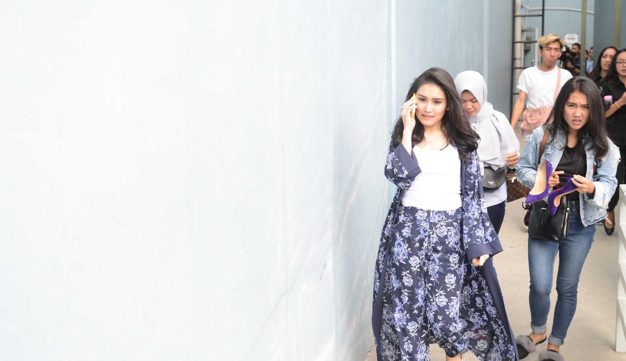 Foto Gaya Santai Ayu Ting Ting Simpel Tapi Tetap Modis Hot Liputan6 Com