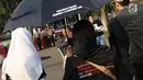 Aktivis yang tergabung dalam Jaringan Solidaritas Korban untuk Keadilan saat aksi Kamisan di depan Istana Negara, Jakarta, Kamis (25/7/2019). Aksi Kamisan ke-594 mengangkat tema '23 Tahun Tragedi 27 Juli Saat Jadi Penguasa Kok Malah Tidak Peduli?'. (Liputan6.com/Helmi Fithriansyah)