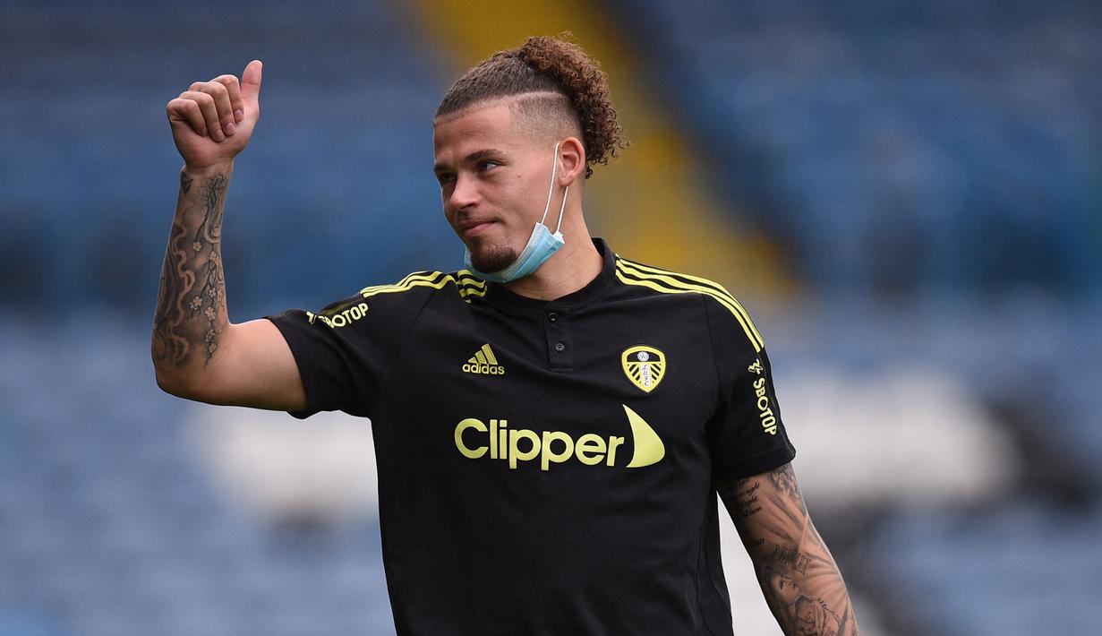 Kalvin Phillips sering dianggap sebagai maestro di lini tengah Leeds United. Ia dikenal karena memiliki umpan akurat dan ketekunannya dalam tugas bertahan. Diketahui, Phillips telah bersama klub yang berjuluk The Whites tersebut sejak awal kariernya sebagai pesepak bola profesional. (AFP/Oli Scarff)