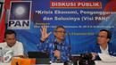 Wakil Ketua Umum DPP PAN, Didik J Rachbini (tengah), saat menjadi pembicara dalam diskusi yang bertajuk "Krisis Ekonomi, Pengangguran dan Solusinya (Visi Pan)" di Kantor DPP PAN, Jakarta, Rabu (9/9/2015). (Liputan6.com/Andrian M Tunay)