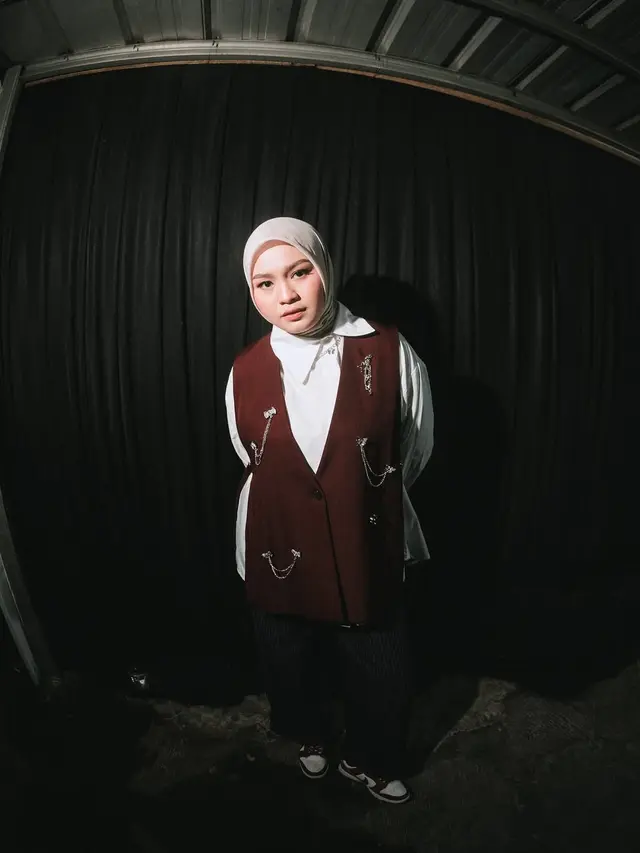 Gaya Layering Vest Salma Salsabil Comeback di Panggung Pestapora 2025 Jadi Inspirasi Tampilan Skena ala Ibu Anak Satu