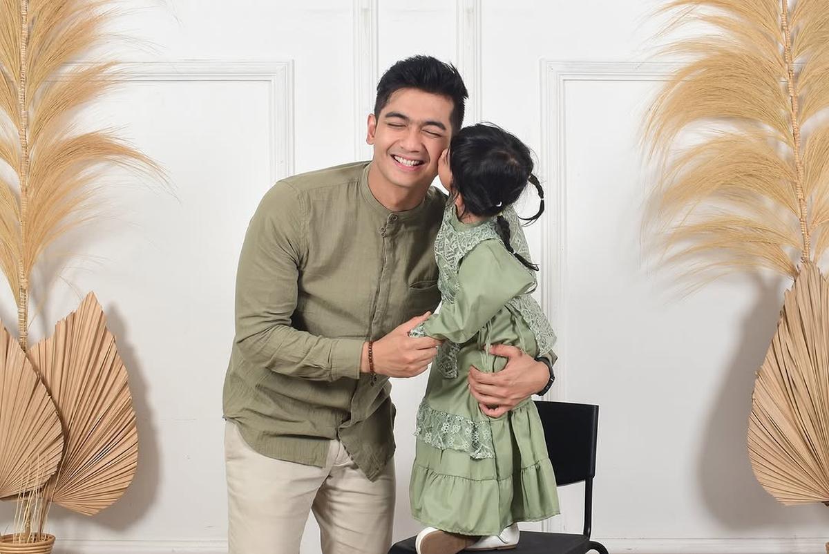 4 Potret Teuku Ryan dan Moana dengan Outfit Couple Ayah-Anak yang Bikin Gemas