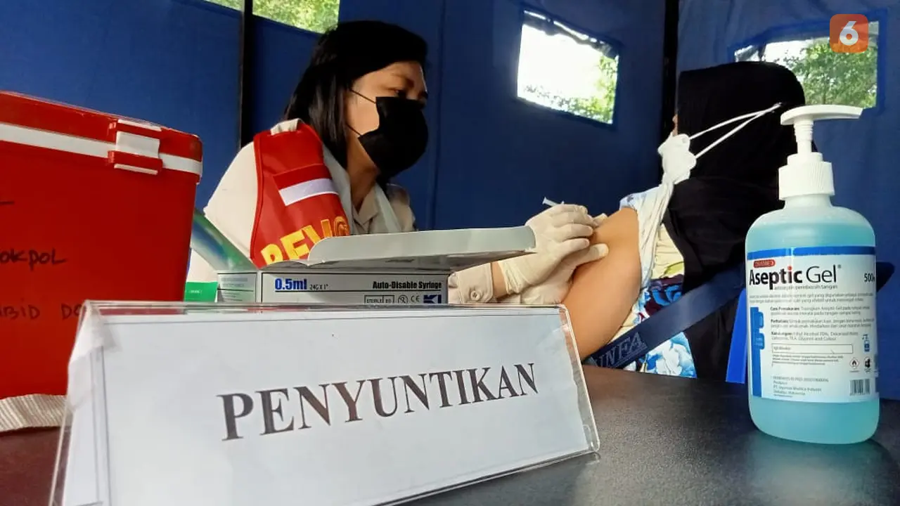 vaksinasi covid-19 di salah satu gerai Polres Palu