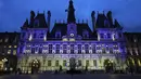 Balai Kota Paris diterangi dengan warna bendera Ukraina, di ibu kota Prancis, Rabu (23/2/2022). Balai Kota Paris menyala dengan warna bendera Ukraina untuk menunjukkan solidaritas menyusul keputusan Rusia yang mengakui "kemerdekaan" wilayah separatis di Ukraina timur.  (AP Photo/Michel Euler)