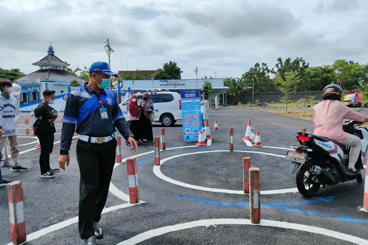 Ujian praktik SIM di Polres Nganjuk. (Istimewa).