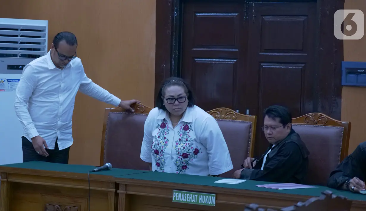 Terdakwa kasus dugaan penyalahgunaan narkotika Tri Retno Prayudati atau Nunung dan suaminya July Jan Sambiran saat menjalani sidang lanjutan dengan agenda mendengarkan keterangan saksi dari JPU di PN Jakarta Selatan, Jakarta, Rabu (9/10/2019). (Liputan6.com/Herman Zakharia)