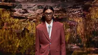 Raihan Fahrizal tampil di show Louis Vuitton di sela Paris Fashion Week 2024. (dok. Instagram @raihanfahrizal__/https://www.instagram.com/p/C2L1UvbqQh9/?hl=en/Dinny Mutiah)