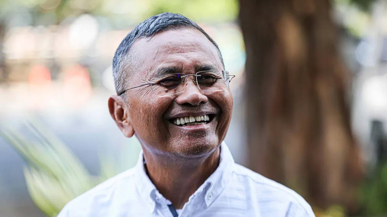 Seusai diperiksa selama kurang lebih enam jam oleh tim penyidik KPK, Dahlan Iskan menyebut pemeriksaannya sebagai saksi untuk tersangka mantan Direktur Utama PT Pertamina Karen Agustiawan.<br>