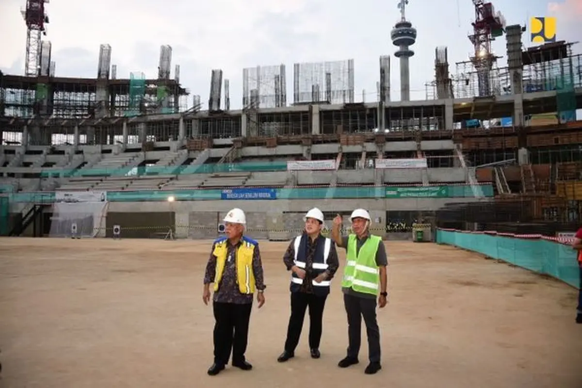 Menteri PUPR Basuki Hadimuljono, Menpora Zainudin Amali dan Menteri BUMN Erick Thohir tinjau pembangunan Indoor Multifunction Stadium (IMS) di Kompleks Gelora Bung Karno (GBK), Provinsi DKI Jakarta, Jumat (8/7/2022). (Dok Kementerian PUPR)
