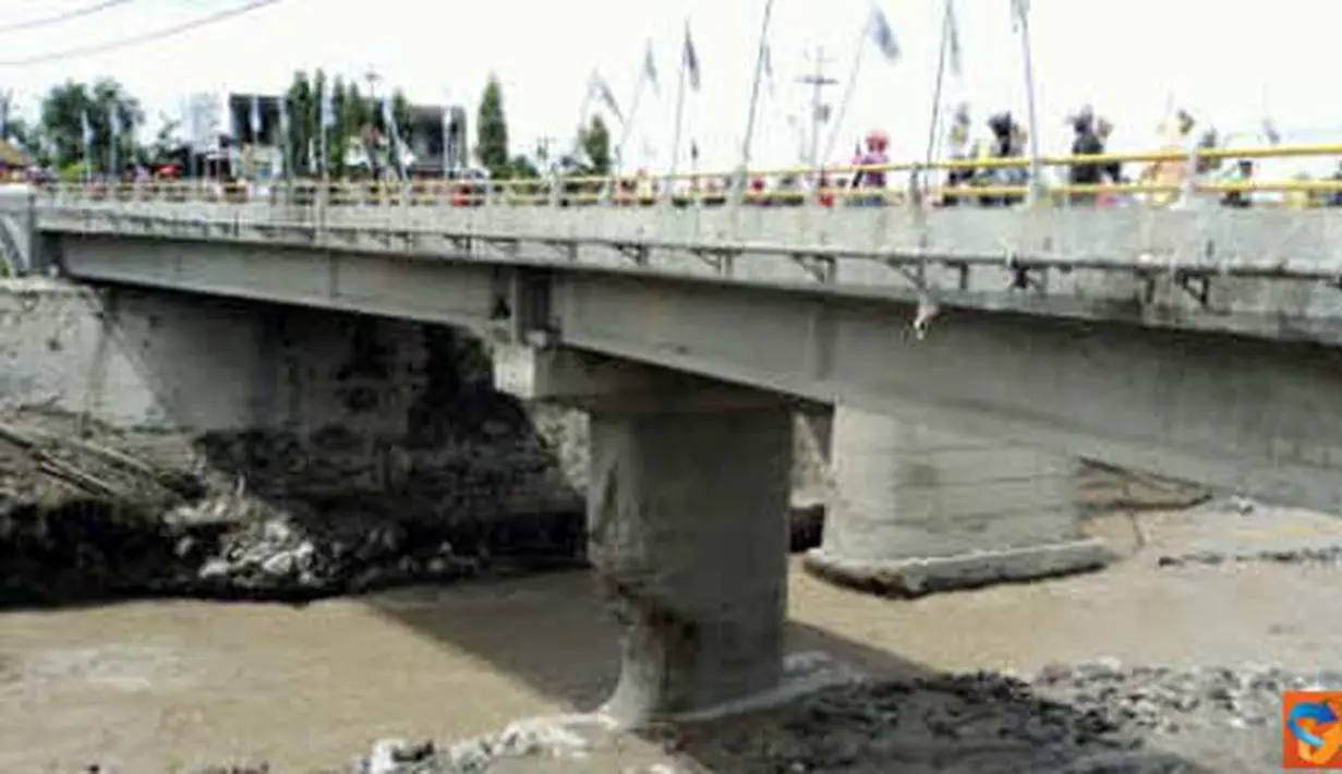 Citizen6, Yogyakarta: Kondisi Jembatan Pabelan setelah terkena lahar dingin, Jumat (1/4). Mengakibatkan Pilar penahan jembatan tergerus. (Pengirim: Eddie Sunaryo) 
