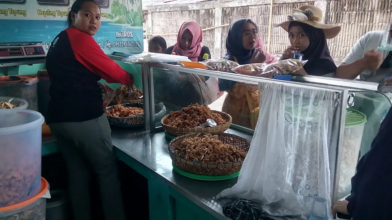 Deretan pengunjung nampak ngantri untuk mendapatkan pelayanan oleh-oleh khas Pangandaran, Jawa Barat
