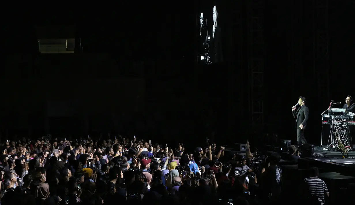 Berbeda dengan penampilan sebelumnya, NOAH mengawali setlistnya dengan menyanyikan lagu andalan mereka yang bertajuk 'Tak Ada Yang Abadi'.  Emosi dalam lagu tersebut makin kuat dengan iringan Saxofon pada intro.  (Adrian Putra/Fimela.com)