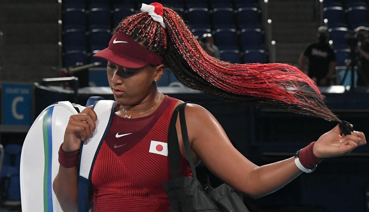 Rekan senegara Momota sekaligus petenis peringkat dua dunia, Naomi Osaka juga harus tersingkir setelah hadapi Marketa Vondrousova dari Republik Ceska. Naomi terlalu banyak melakukan kesalahan ketika bermain, ia mengaku mendapatkan tekanan yang besar di perhelatan tersebut. (Foto: AFP/Tiziana Fabi)