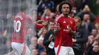 Penyerang Manchester United asal Belanda bernomor punggung 11, Joshua Zirkzee (kanan), merayakan gol kedua timnya dalam pertandingan Liga Primer Inggris antara Manchester United dan Everton di Old Trafford di Manchester, Inggris barat laut, pada tanggal 1 Desember 2024. (Darren Staples/AFP)