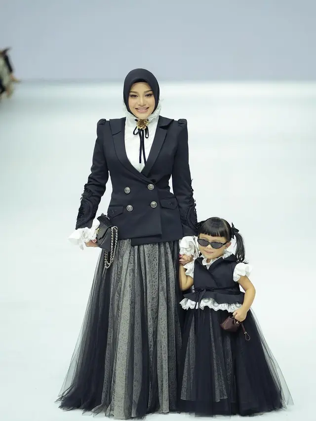 6 Potret Aurel Hermansyah dan Ameena Jadi Model di Catwalk JFW, Curi Perhatian