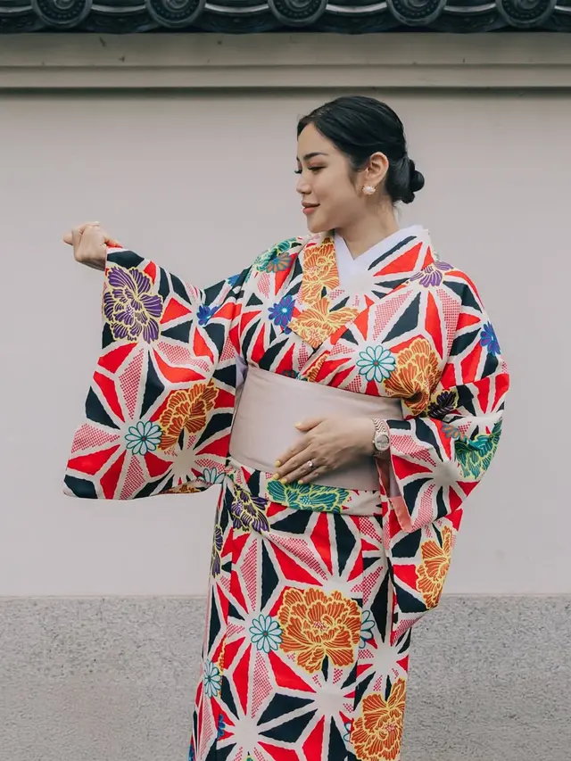 Jessica Iskandar kenakan kimono saat liburan ke Jepang. [@inijedar]