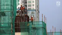 Pekerja menyelesaikan proyek pembangunan gedung dan jalan di Jakarta, Sabtu (10/11). Selain memberi sertifikasi, Kementerian PUPR juga memberi bimbingan teknis keahlian kepada 208 peserta. (Merdeka.com/Imam Buhori)