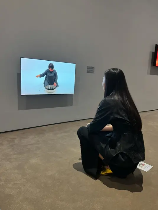 Raline menghadiri Art Week yang menampilkan karya seni dari 60 seniman kontemporer wanita terkemuka di Asia. Pameran ini digelar di MMCA (National Museum of Modern and Contemporary Art) Seoul. [@ralineshah].