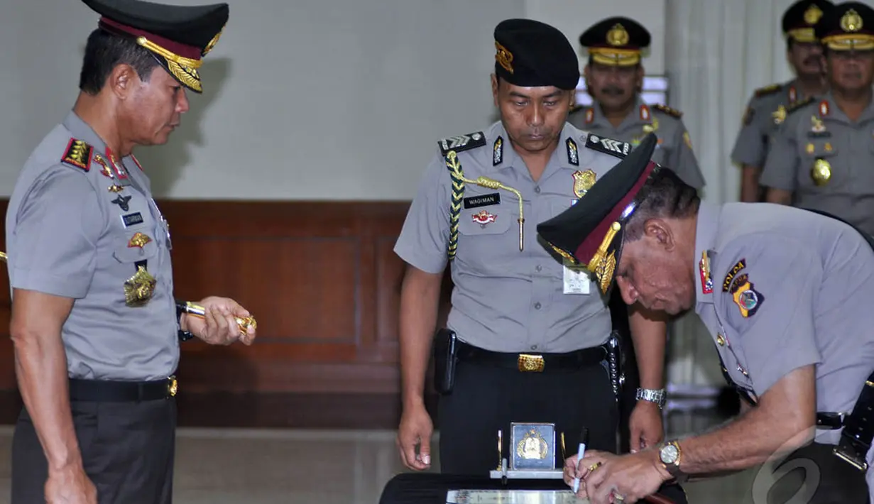Kapolda Papua Barat, Brigjen Paulus Waterpaw, saat penandatanganan surat serah terima jabatan di Mabes Polri, Jakarta, Jumat (9/1/2015). (Liputan6.com/Miftahul Hayat)