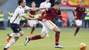 Pemain AS Roma, Juan Iturbe, ditarik oleh pemain Atalanta, Luca Cigarini,  pada laga Serie A di Stadion Olimpico, Italia, Minggu (29/11/2015). (Reuters/Giampiero Sposito)