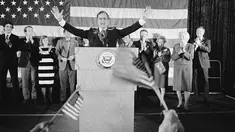 File foto 7 November 1984, George Bush setelah terpilih kembali untuk jabatan wakil presiden AS di Houston, Texas.  Bush Senior yang menjadi Presiden ke-41 AS itu meninggal dunia pada hari Jumat waktu setempat di usia 94 tahun. (AP/F. Carter Smith, File)