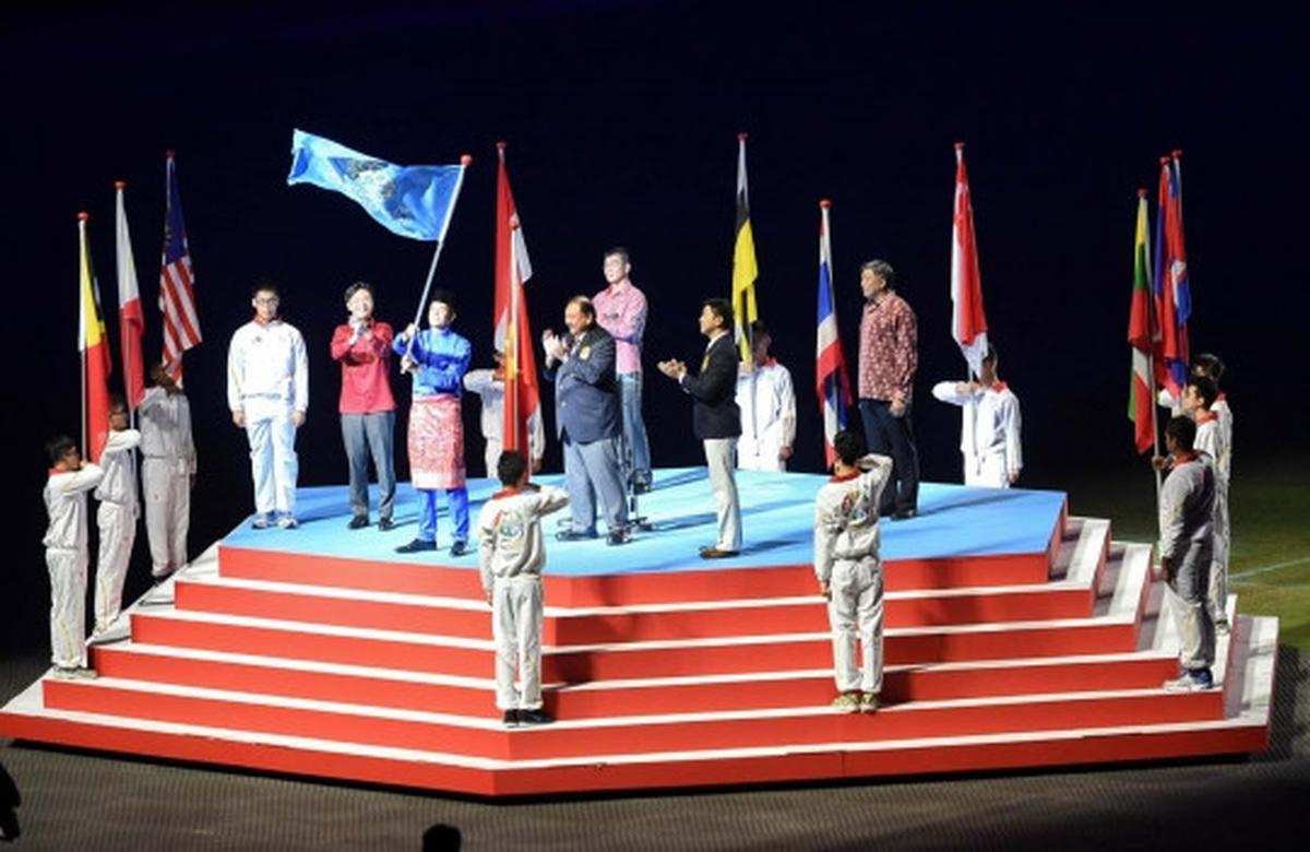 Gemerlap kembang api meriahkan pesta penutupan SEA Games 2015