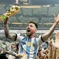 Lionel Messi cs sukses membawa Tim Tango meraih gelar juara Piala Dunia 2022. Guna memeriahkan perayaan tersebut, Pemerintah Argentina sampai menetapkan hari Selasa 20 Desember 2022 sebagai hari libur nasional. (AP Photo/Martin Meissner)