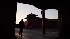 Seorang pria berjalan melewati Forbidden City atau Kota Terlarang yang ditutup di Beijing pada Selasa (4/2/2020). Mencegah korban virus corona bertambah, China menutup  banyak destinasi wisata termasuk Kota Terlarang yang ditutup untuk kunjungan wisatawan sejak 24 Januari 2020 lalu. (GREG BAKER/AFP)